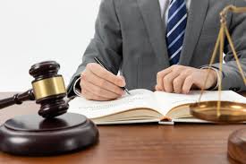 De ce să semnezi un contract doar după consultarea unui avocat?